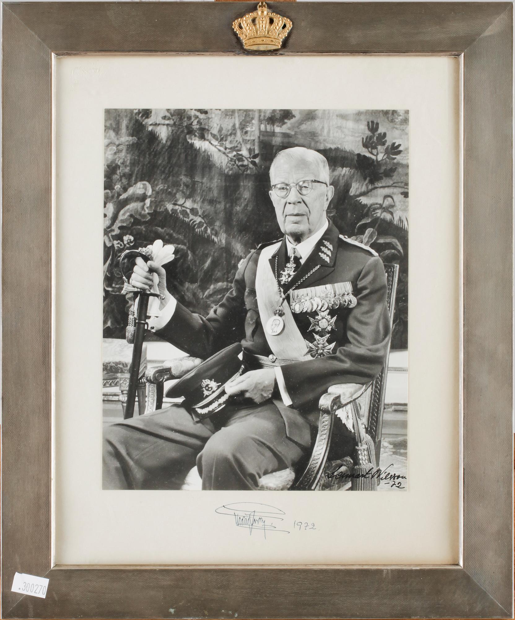 KUNGLIGT FOTOGRAFI, egenhändigt sign o dat  av Kung Gustav VI Adolf av Sverige.