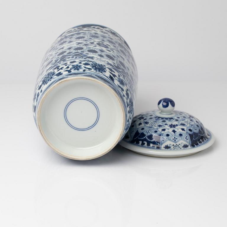 Urn with lid, China, 20th century.