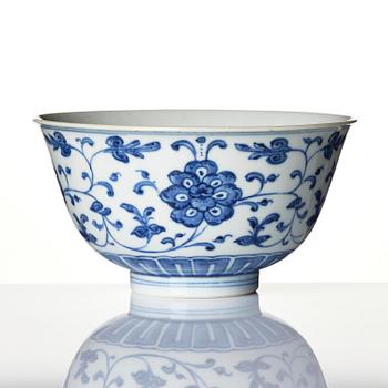 Skål, porslin. Qingdynastin, med Qianlongs märke och period (1736-95).