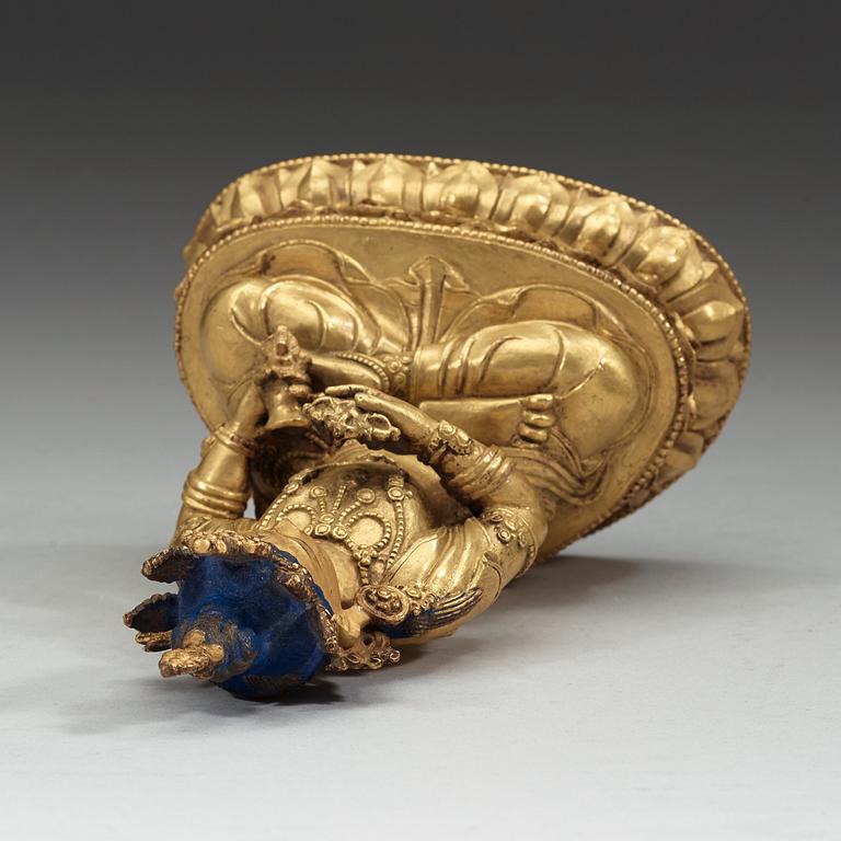 FIGURIN, delvis förgylld och bemålad brons. Vajrasattva, Tibet, 1700-tal.