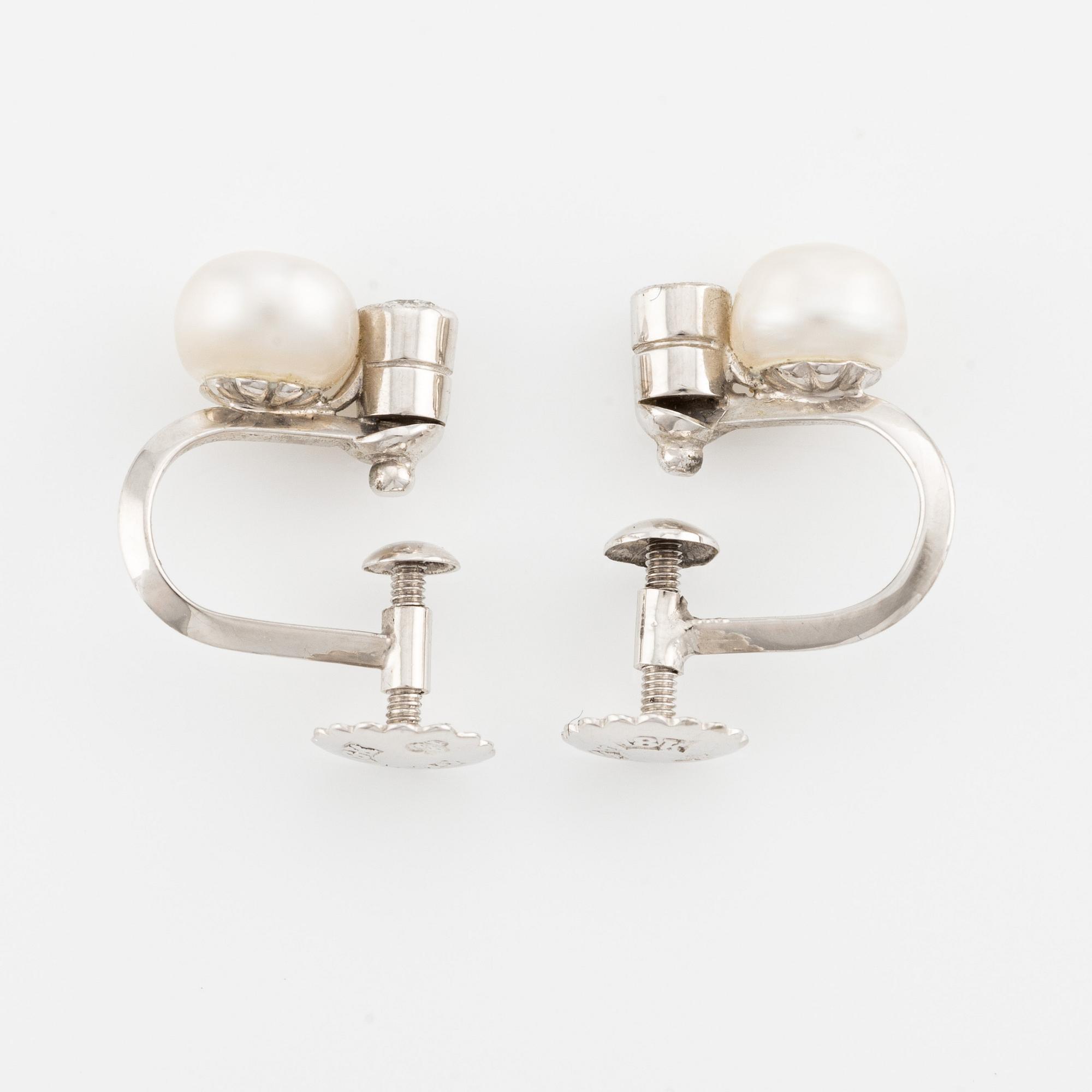 A pair of earrings in 18K gold with cultured pearls and round brilliant-cut diamonds.