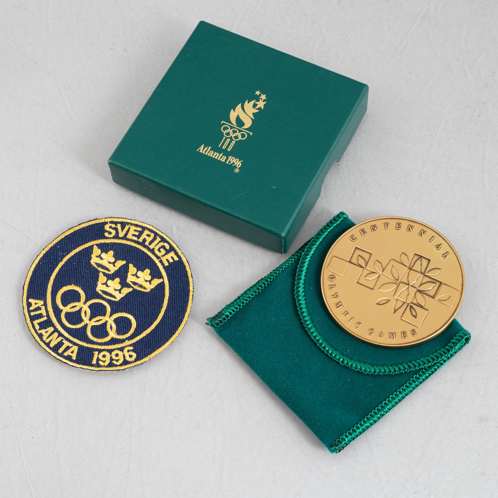 Deltagarmedalj OS, Atlanta 1996 samt tygmärke för den svenska OS-truppen.