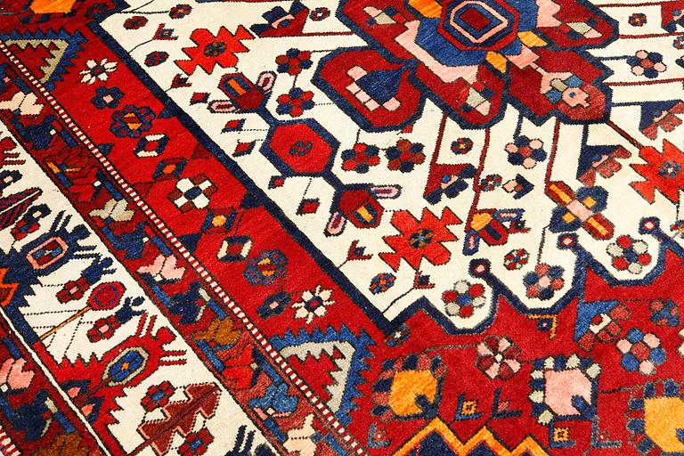 A Bakhtiari carpet, approx. 318 x 223 cm.