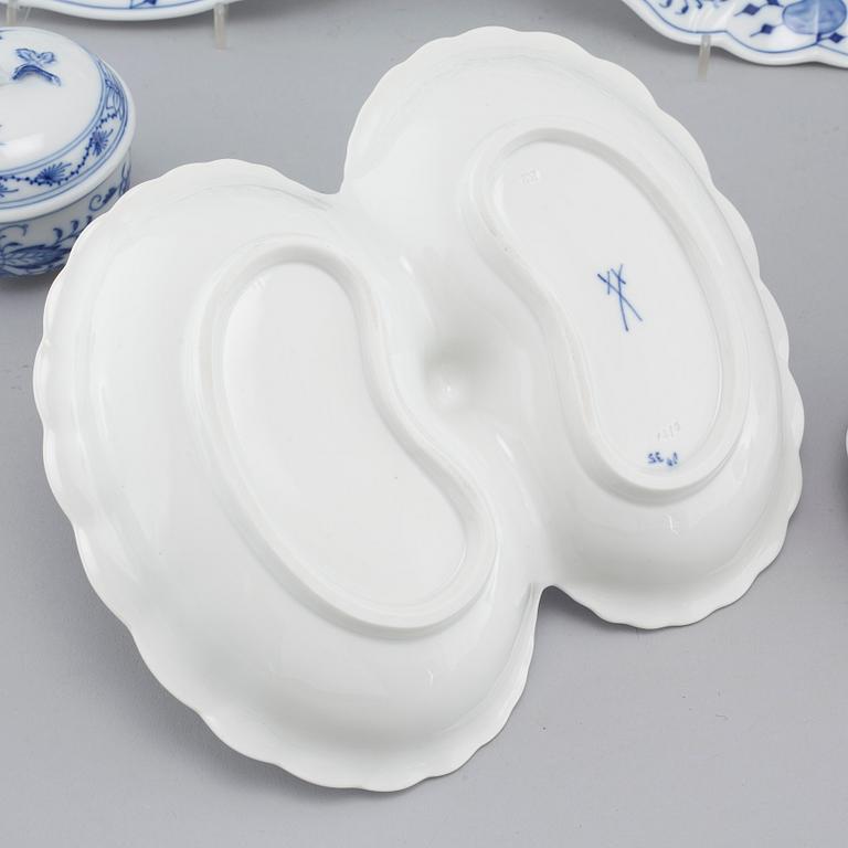 55 pieces of "Blue Onion/Zwiebelmunster" porcelain tableware, by Meissen, 20th century.