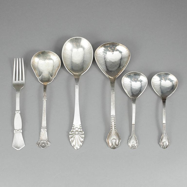 PARTI SILVERBESTICK, 6 delar, bl.a Erlandssons Silvervarufabriks, Kristianstad, 1927. Total vikt ca 355 gram.