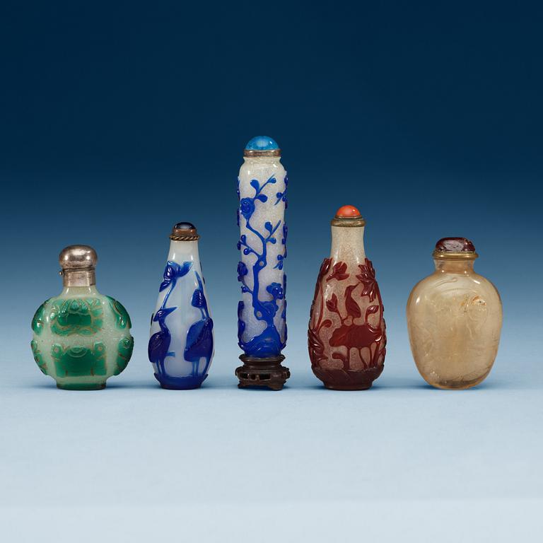 SNUSFLASKOR, fem stycken, Pekingglas och bergskristall. Sen Qing dynastin (1644-1912).