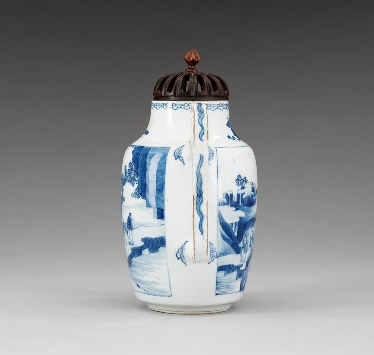 A blue and white ewer, Qing dynasty, Kangxi (1662-1722).