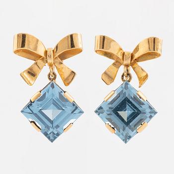 Ring samt ett par örhänge, 18K guld med syntetiska blå spineller.