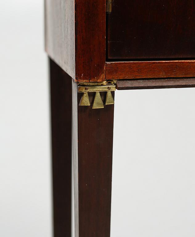 POTTSKÅP, sengustaviansk stil, runt sekelskiftet 1900.