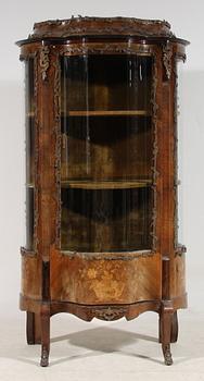 VITRINSKÅP, Louis XV-stil, 1900-tal.