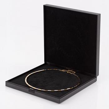 Collier, Jarl Sandin, 18K guld och vitguld med små briljantslipade diamanter.