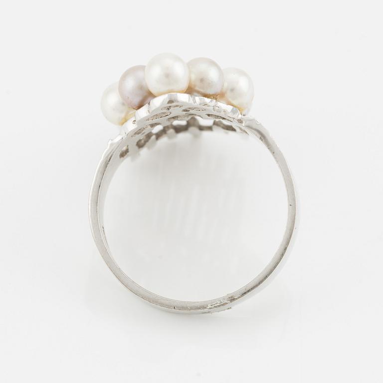 Ring in 18K white gold with cultured pearls.