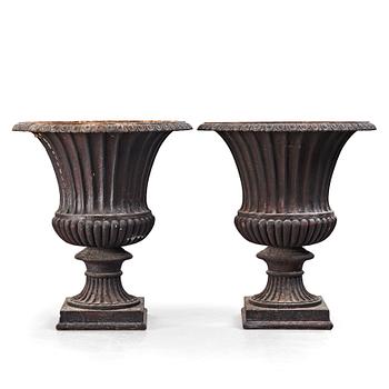 25. A pair of garden urns, circa 1900.