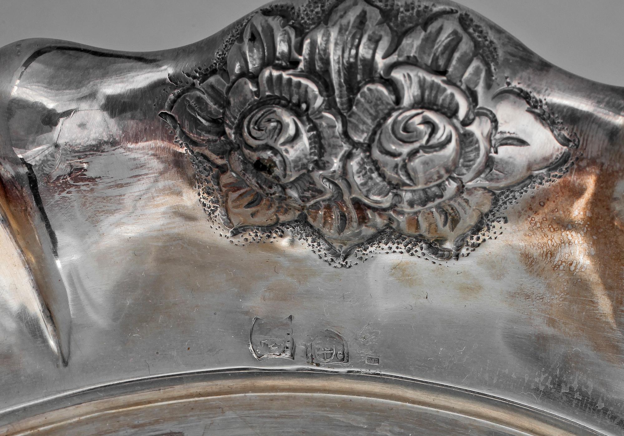 BRICKA, silver, otydliga stämplar, troligen Österrike, 1800/1900-tal. Vikt ca 800 gram.