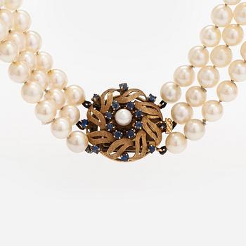 Helminauha, 3-rivinen, 17K kultaa, viljellyt helmet, 17K kultaa, aitoja ja synteettisiä safiireja.