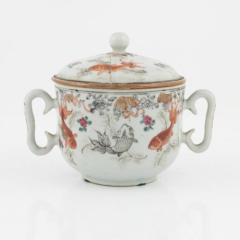 A porcelain cup with cover, China, 18th century.