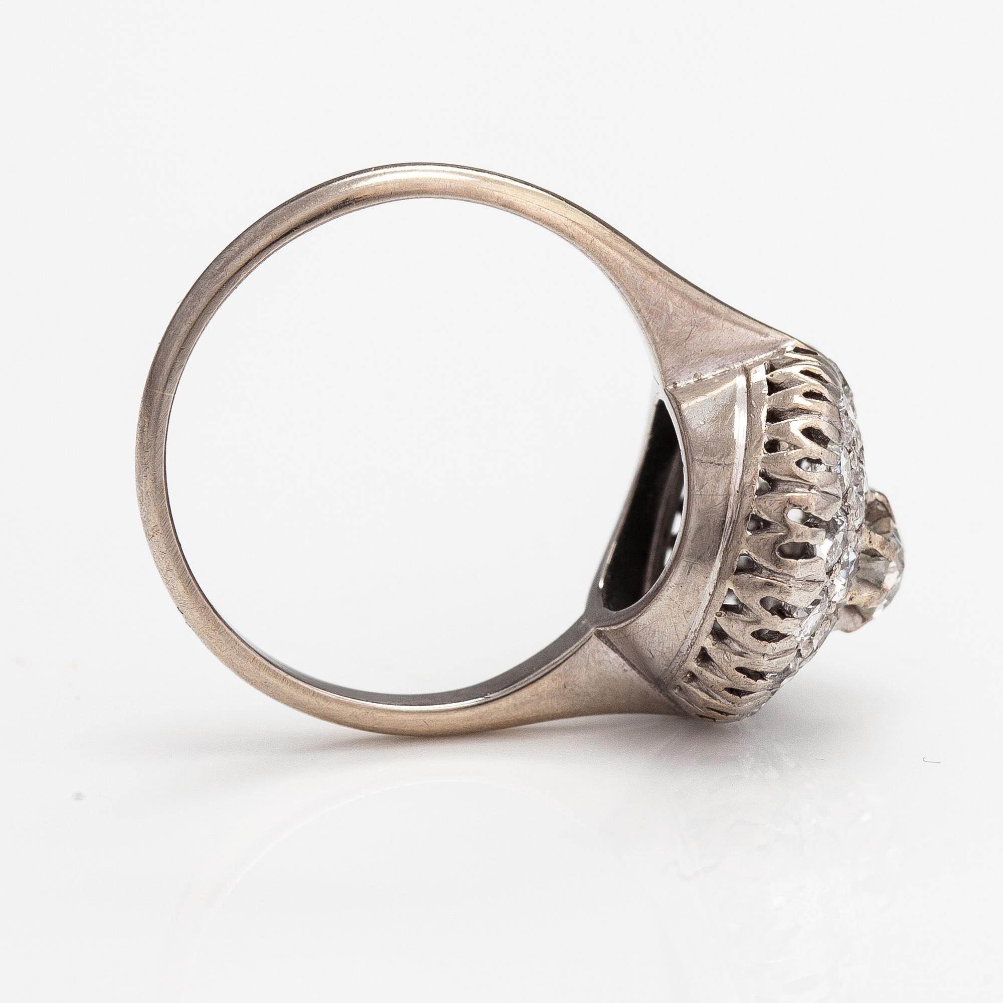 Ring, 18K vitguld och diamanter ca 1.00 ct tot. Hallbergs Guldsmeds Ab, Stockholm 1959.