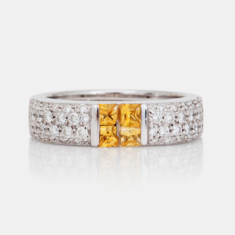 RING med prinsesslipade gula safirer och briljantslipade diamanter totalt ca 0.69ct.
