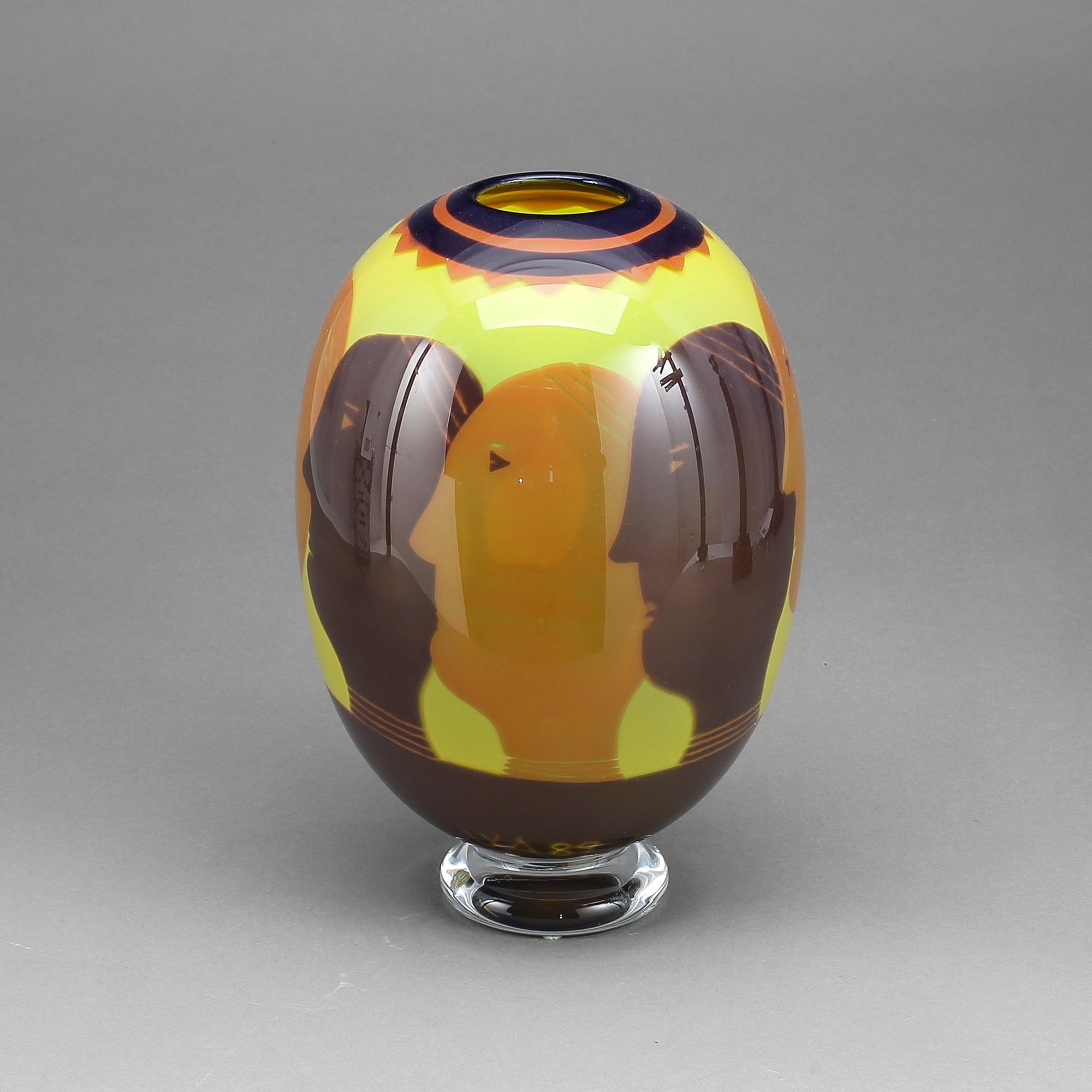 VAS, glas, Wilke Adolfsson, signerad och daterad -89.