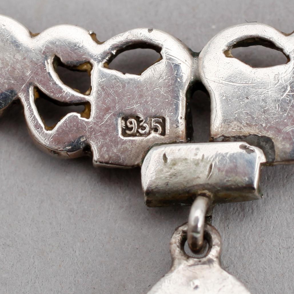 HALSBAND, ARMBAND SAMT ÖRHÄNGEN, 1 par, silver med gagater och markasiter, 1900-talets första hälft.