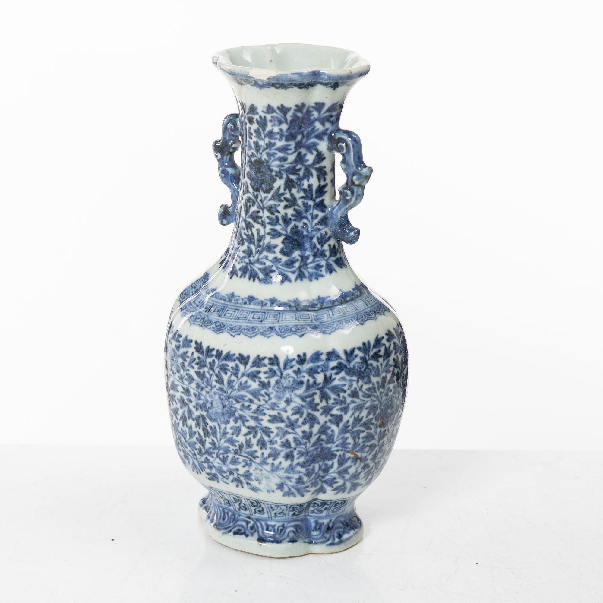 A Chinese blue and white porcelain vase, Qing dynasty, 18th century.