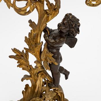 Bordsgarnityr med bordspendyl och ett par kandelabrar, Louis XV-stil, 1800-talets andra hälft.