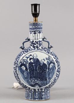 BORDSLAMPA/PILGRIMSKRUS, porslin, Kina, 1800/1900-tal.
