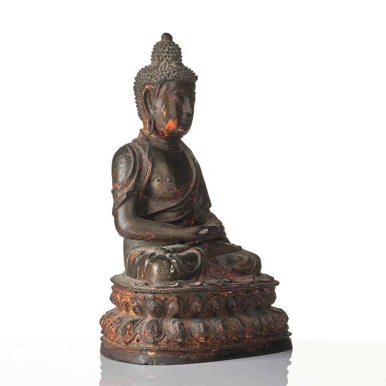 A large gilt lacquered figure of Buddha, Ming dynasty (1368-1644).