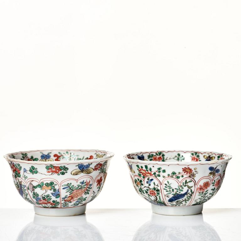 A pair of large famille verte cups with saucers, Qing dynasty, Kangxi (1662-1722).