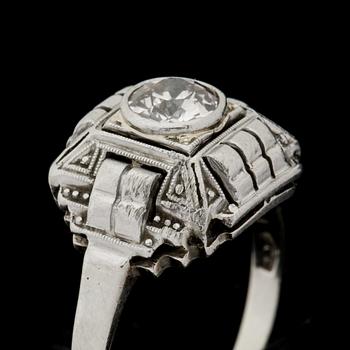 RING, 14 k guld med gammalslipad diamant ca 0,60 ct. Vikt ca 3 g.