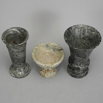 SKÅL på FOT samt VASER 2st, kolmårdsmarmor, 1900-tal.