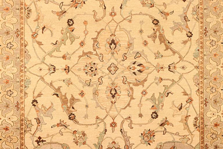 An oriental carpet with a Zeiglar pattern, c. 307 x 249 cm.