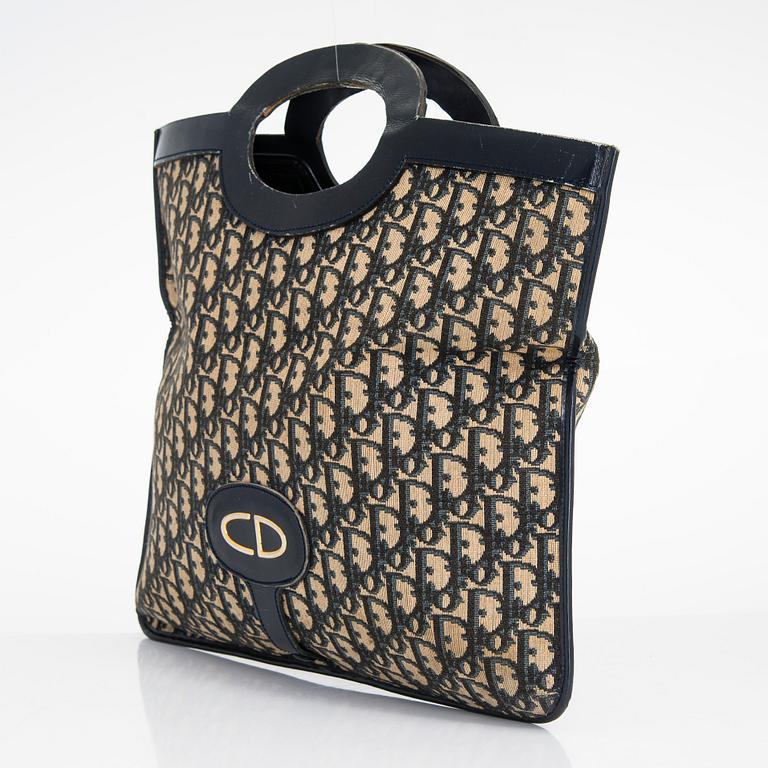 Christian Dior, paraply, clutch, scarf.