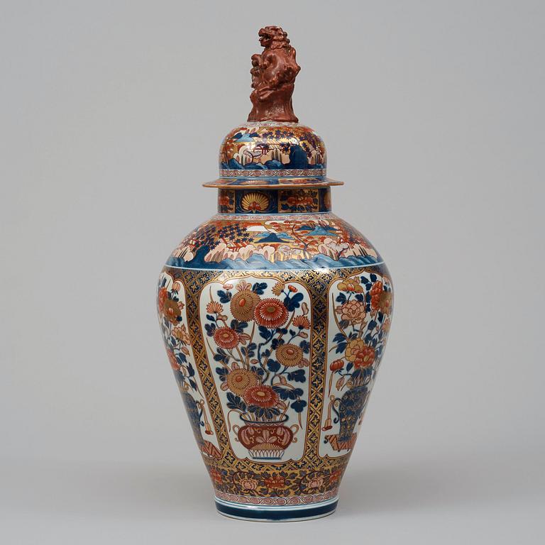A large 'Samson' imari jar with cover, late 19th Century.
