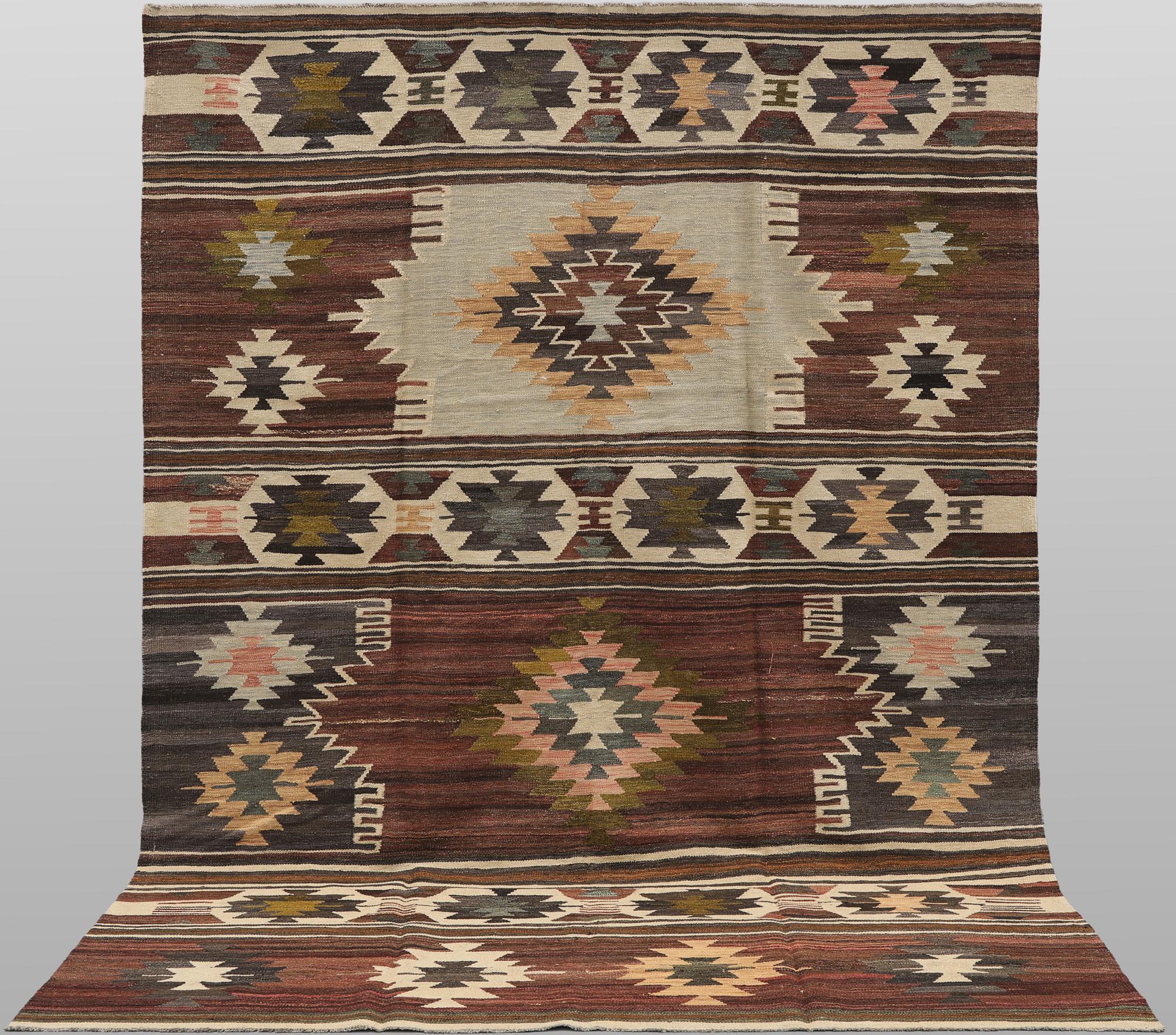 A Kelim carpet, 295 x 198 cm.