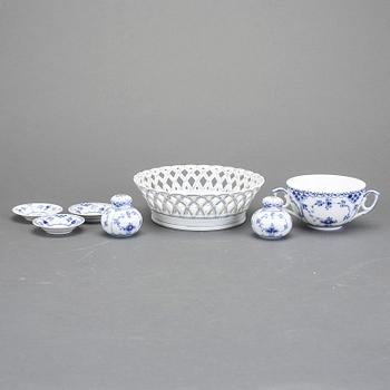 SERVISDELAR, 52 delar, "Musselmalet", porslin, Royal Copenhagen.