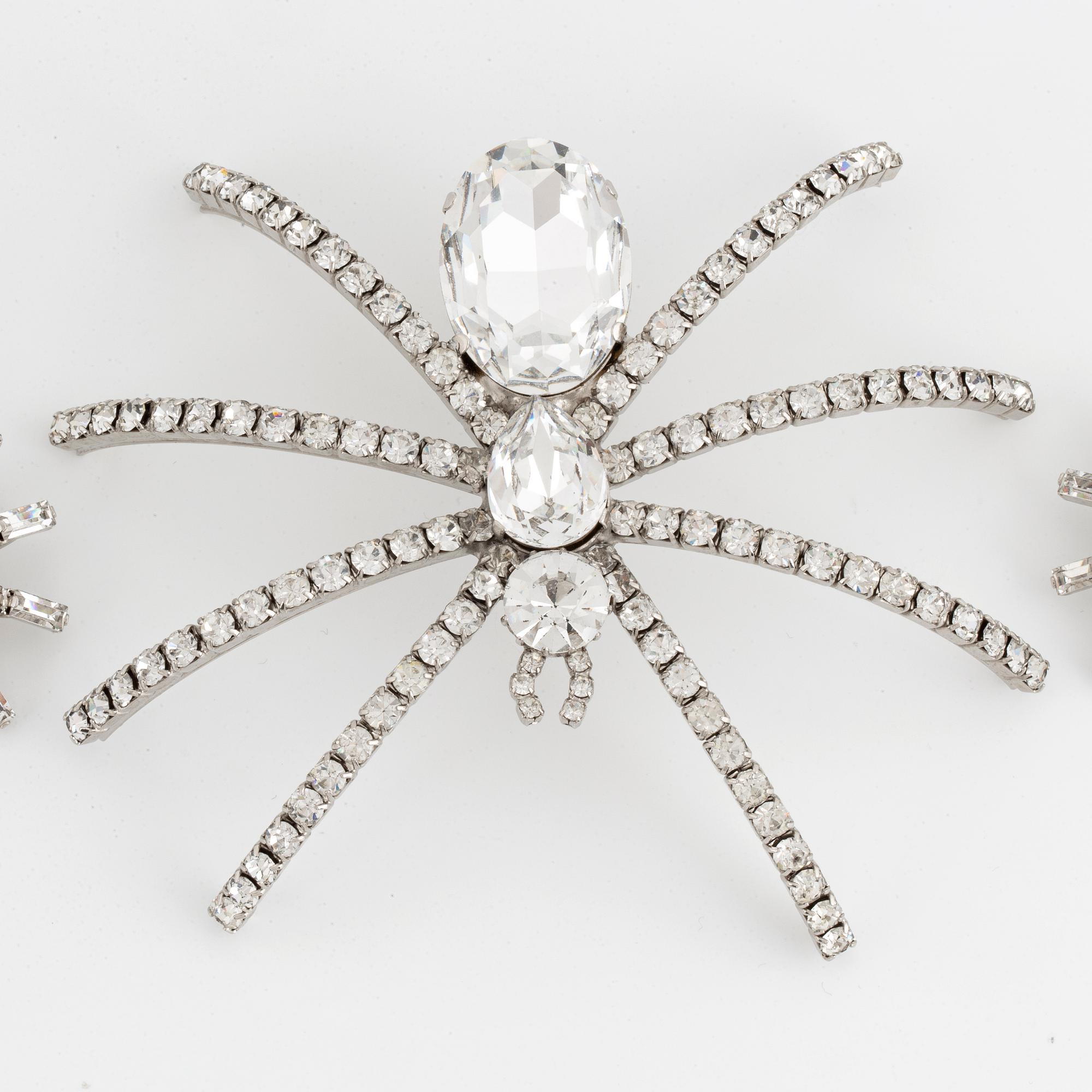 A large spider brooch and a pair of earrings.