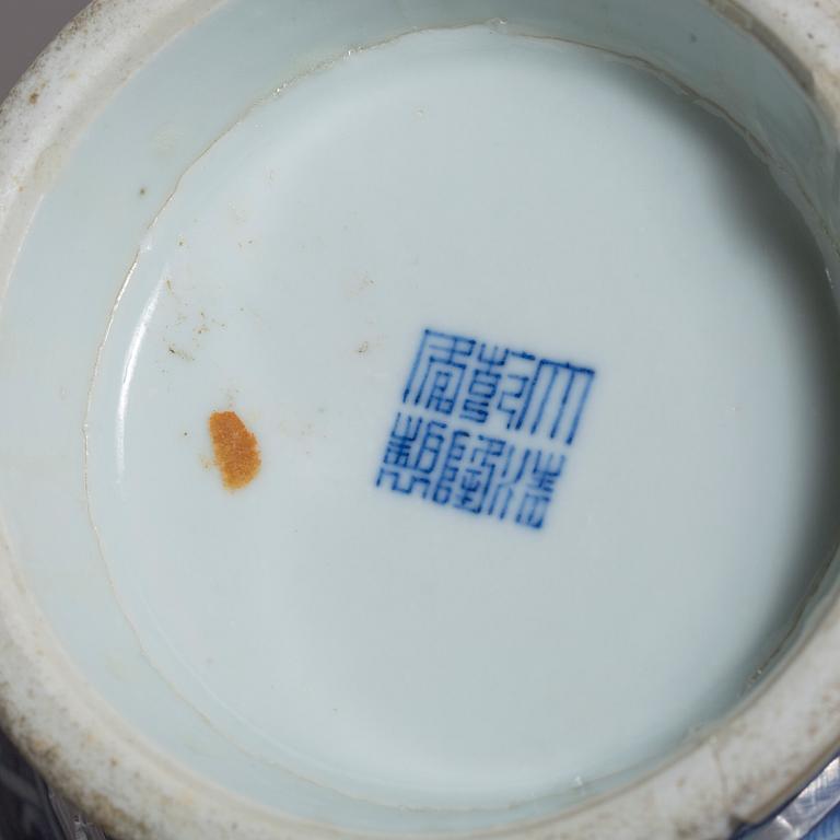 BORDSLAMPOR/VASER, 2 stycken, porslin, Kina 18/1900-tal.