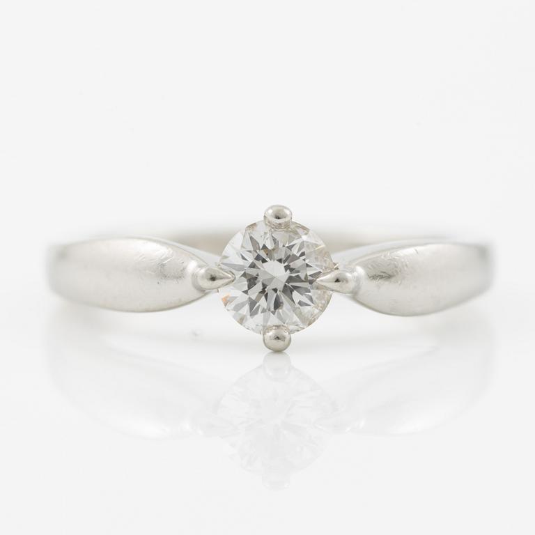 Bulgari, ring, platinum with brilliant-cut diamond.