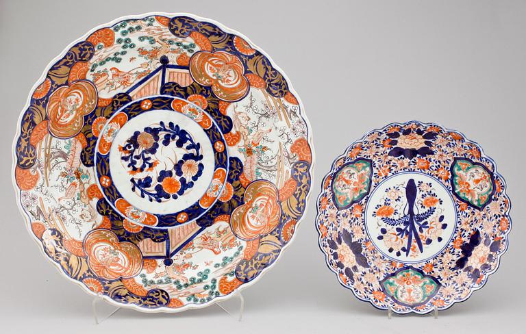 FAT samt TALLRIKAR 4 delar, porslin, Imari, Japan 1900-tal.