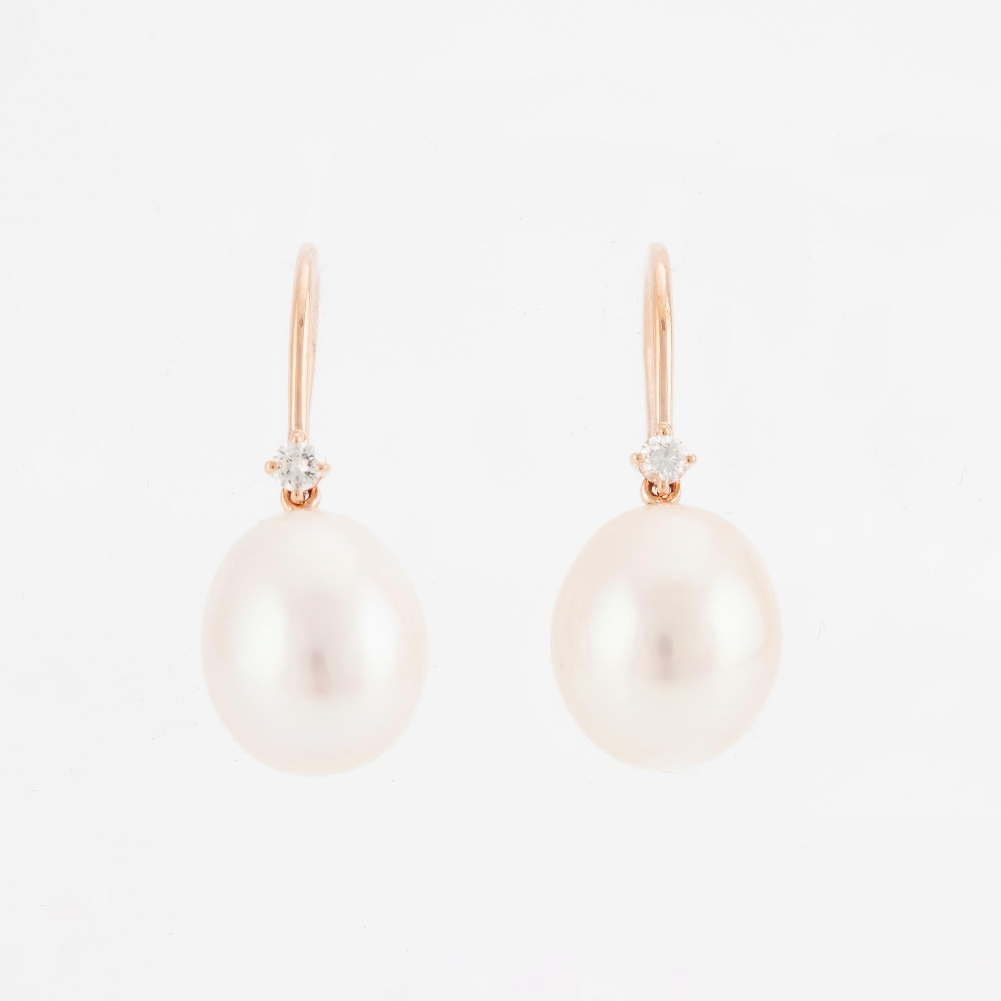 Örhängen 18K roséguld med odlade sötvattenspärlor och briljantslipade diamanter.