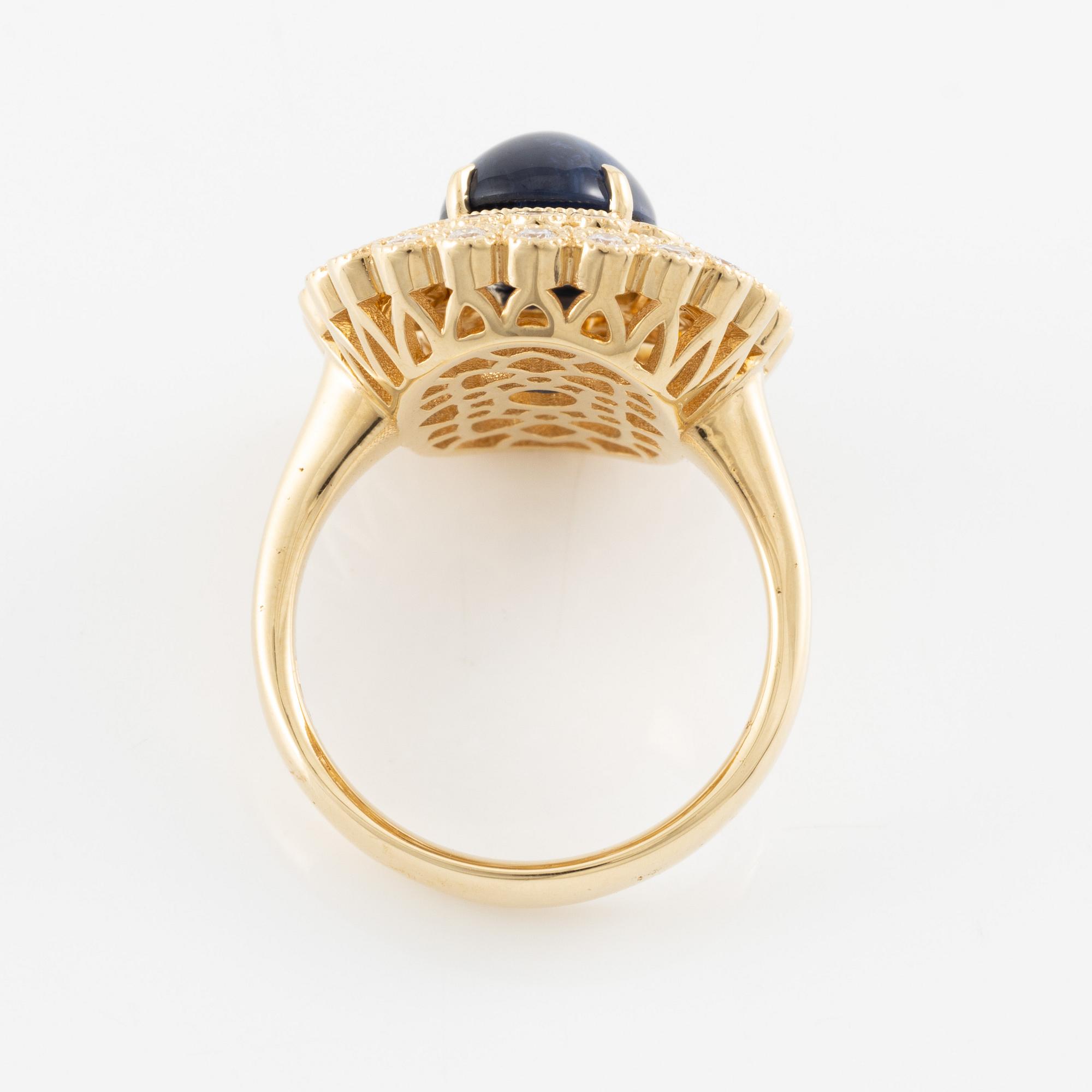 Ring in 18K gold with cabochon-cut sapphire and brilliant-cut diamonds.