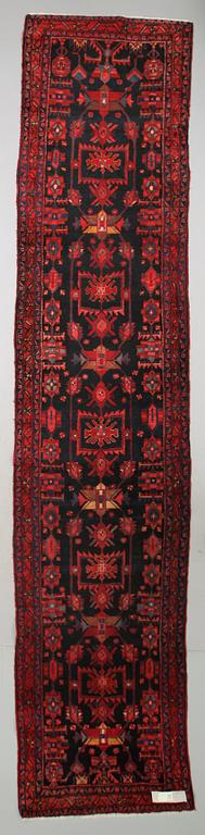MATTA, Hamadan, ca 493 x 107 cm.