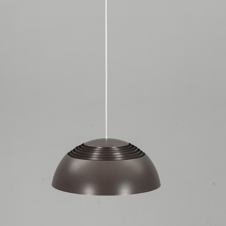 TAKLAMPA, "AJ Pendeln", Arne Jacobsen, Louis Poulsen, Danmark, 1900-talets andra hälft.