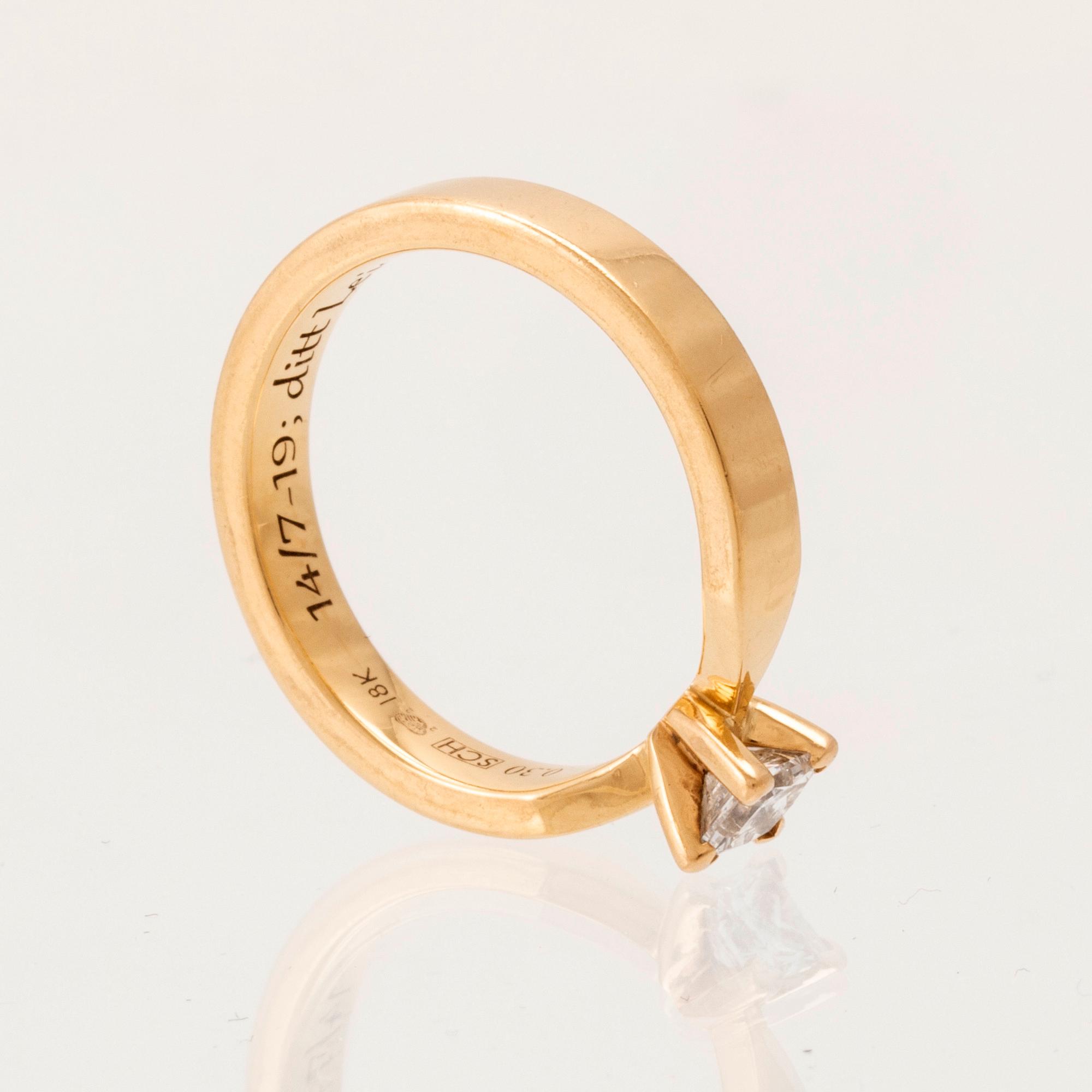Ring "Maui" solitär 18K guld med prinsesslipad diamant Schalins.