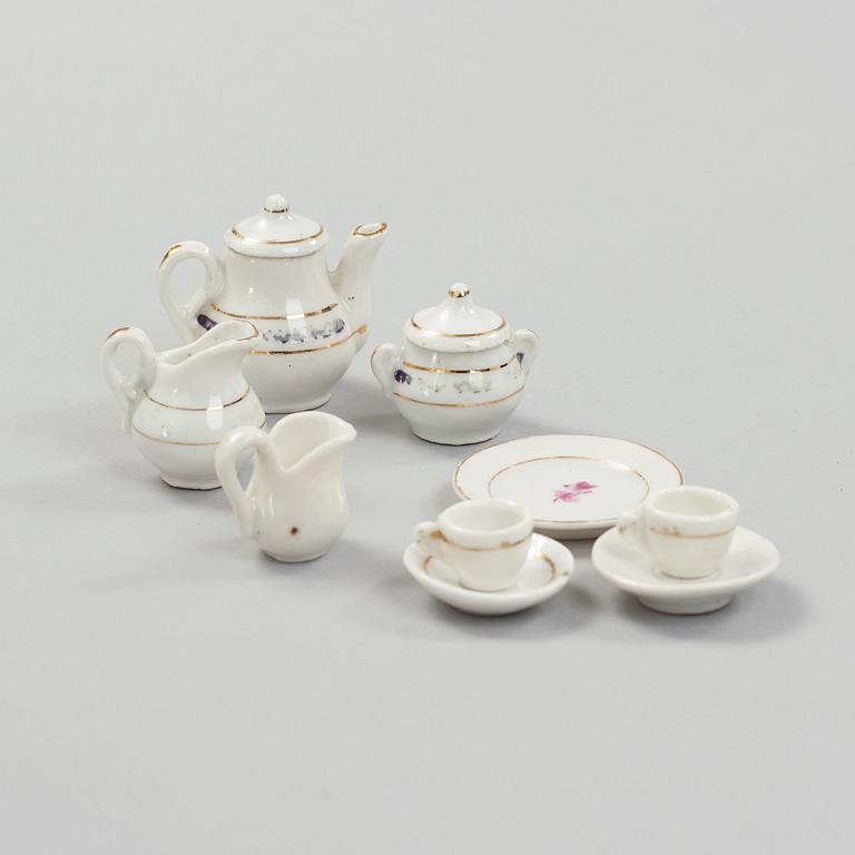 a set of dollhousefuniture and objects including Waltershausen.