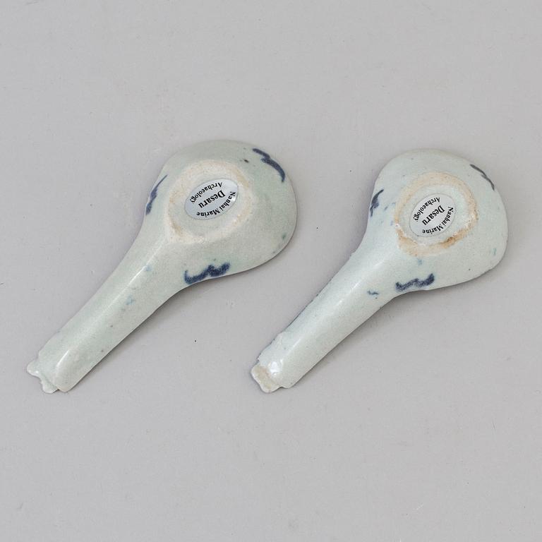 A pair of blue an white spoons, 'Desaru', 1835-50.