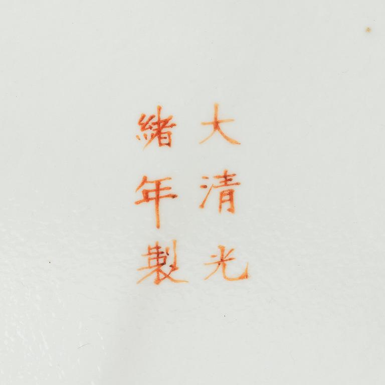 Fat, porslin. Qingdynastin, med Guangxus märke och period (1875-1908). ’Eight Buddhist Emblems”.