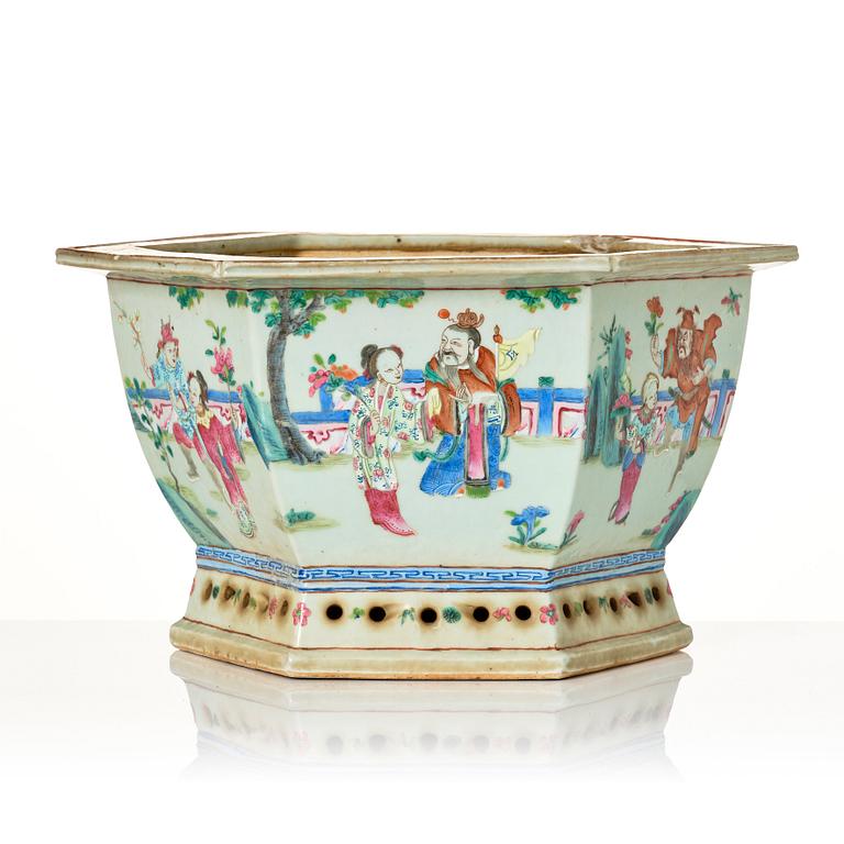 A large famille rose flower pot, Qing dynasty, 19th Century.