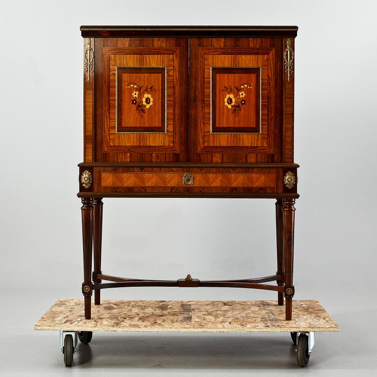 BARSKÅP, Louis XVI-stil, 1900-talets tredje kvartal.